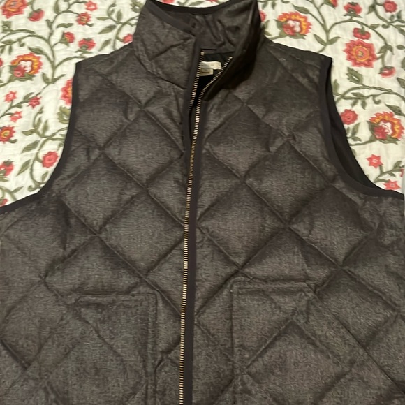 Ladies J.Crew quilted vest size medium color, charcoal - Picture 1 of 4